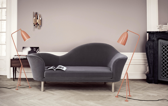China Cubierta fijada piano de cola tapizada moderna del sofá de Gubi Olsen con las piernas del roble proveedor